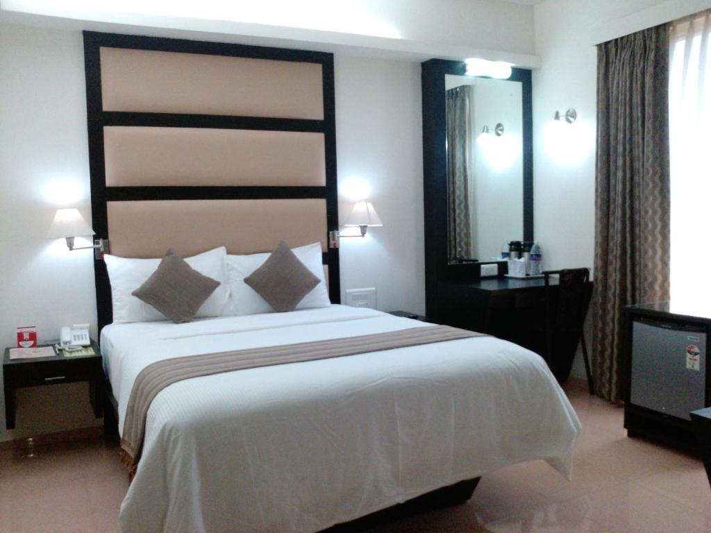 Pattom Royal Hotel Thiruvananthapuram Kültér fotó