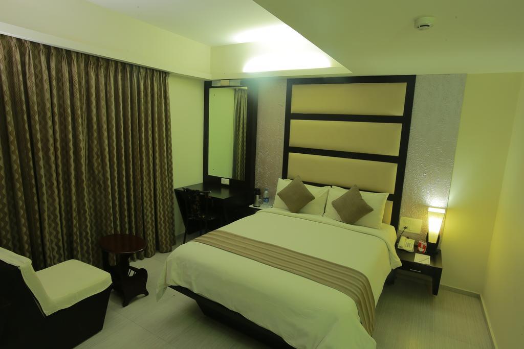 Pattom Royal Hotel Thiruvananthapuram Szoba fotó