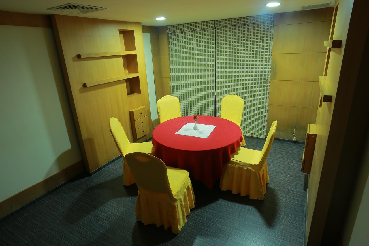 Pattom Royal Hotel Thiruvananthapuram Kültér fotó